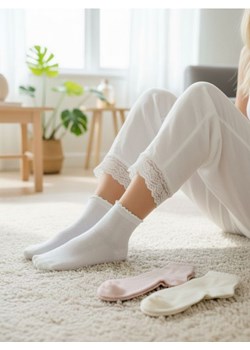 Sinsay - Zestaw krótkich prążkowanych skarpetek z falbanką 3 pack - wielobarwny ze sklepu Sinsay w kategorii Skarpetki damskie - zdjęcie 188656468