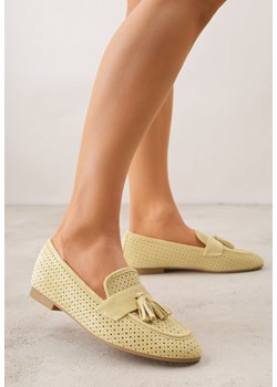 Żółte Mokasyny z Imitacji Zamszu z Ozdobną Perforacją i Frędzlami Yenone ze sklepu born2be.pl w kategorii Mokasyny damskie - zdjęcie 188667326
