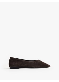 Mohito - Zamszowe czekoladowe baleriny - ciemnobrązowy ze sklepu Mohito w kategorii Balerinki - zdjęcie 188675435