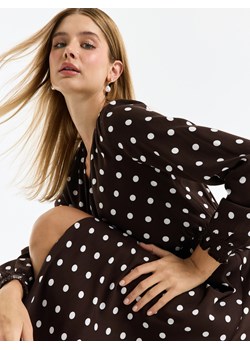 Mohito - Kopertowa sukienka midi - kasztanowy ze sklepu Mohito w kategorii Sukienki - zdjęcie 188675448