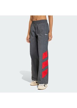 adidas Spodnie dresowe Blocked Washed KE5037 Szary Loose Fit ze sklepu MODIVO w kategorii Spodnie damskie - zdjęcie 188677159