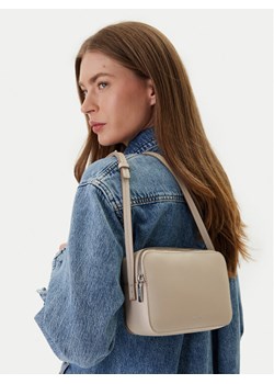 Calvin Klein Torebka Foil Logo Elongated Camera Bag LV04F3276G Beżowy ze sklepu MODIVO w kategorii Listonoszki - zdjęcie 188677165