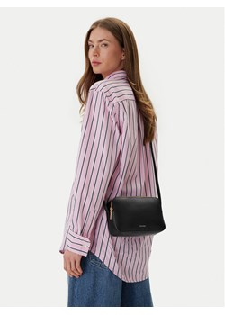 Calvin Klein Torebka Foil Logo Elongated Camera Bag LV04F3276G Czarny ze sklepu MODIVO w kategorii Listonoszki - zdjęcie 188677177