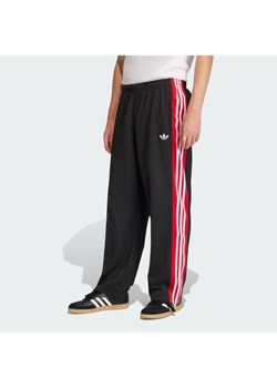 adidas Spodnie dresowe KE0117 Czarny Loose Fit ze sklepu MODIVO w kategorii Spodnie męskie - zdjęcie 188677218