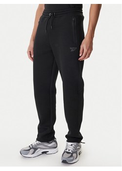 Reebok Spodnie dresowe Andrews RK25545CCM Czarny Regular Fit ze sklepu MODIVO w kategorii Spodnie męskie - zdjęcie 188677225
