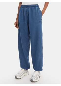Reebok Spodnie dresowe Tenley RK25488CCW Niebieski Regular Fit ze sklepu MODIVO w kategorii Spodnie damskie - zdjęcie 188677266