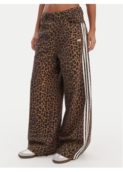 adidas Jeansy KA2680 Brązowy Loose Fit ze sklepu MODIVO w kategorii Jeansy damskie - zdjęcie 188677287