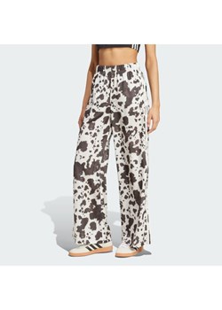 adidas Spodnie dresowe Satin KA2668 Brązowy Wide Leg ze sklepu MODIVO w kategorii Spodnie damskie - zdjęcie 188677359