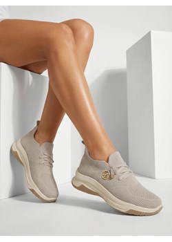 Damskie sneakersy Royalfashion Selene – wygodne białe buty na płaskiej podeszwie ze sklepu royalfashion.pl w kategorii Buty sportowe damskie - zdjęcie 188678377