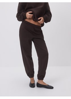 Reserved - Spodnie dresowe z bawełną - ciemnobrązowy ze sklepu Reserved w kategorii Spodnie damskie - zdjęcie 188679147