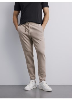 Reserved - Spodnie dresowe slim - beżowy ze sklepu Reserved w kategorii Spodnie męskie - zdjęcie 188679278