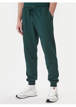 Tommy Hilfiger Spodnie dresowe Essential MW0MW37236 Zielony Regular Fit ze sklepu MODIVO w kategorii Spodnie męskie - zdjęcie 188681098