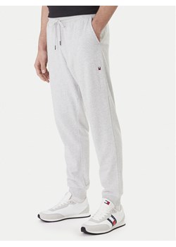 Tommy Hilfiger Spodnie dresowe UM0UM03664 Szary Regular Fit ze sklepu MODIVO w kategorii Spodnie męskie - zdjęcie 188681198