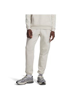 Męskie spodnie dresowe Under Armour UA Essential Fleece Jogger - białe ze sklepu Sportstylestory.com w kategorii Spodnie męskie - zdjęcie 188685965