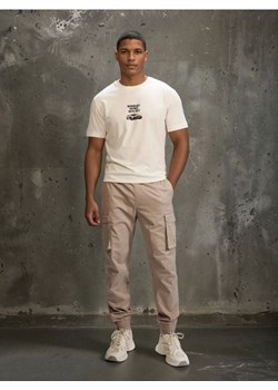 Sinsay - Spodnie cargo jogger - beżowy ze sklepu Sinsay w kategorii Spodnie męskie - zdjęcie 188686278