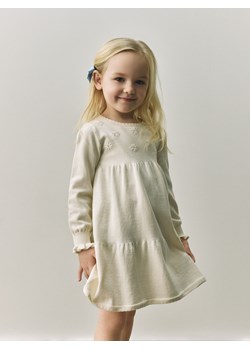 Reserved - Dzianinowa sukienka z haftem - kremowy ze sklepu Reserved w kategorii Sukienki dziewczęce - zdjęcie 188689047