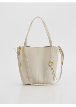 Reserved - Torebka shopper z zawieszką - złamana biel ze sklepu Reserved w kategorii Torebki damskie - zdjęcie 188689089