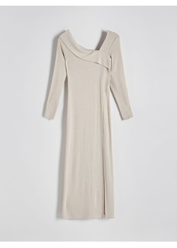 Reserved - Dzianinowa sukienka z asymetrycznym dekoltem - beżowy ze sklepu Reserved w kategorii Sukienki - zdjęcie 188695208
