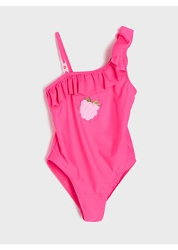 Sinsay - Strój kąpielowy z falbanką i haftowaną maliną - różowy ze sklepu Sinsay w kategorii Stroje kąpielowe - zdjęcie 188696475