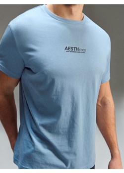 Sinsay - Bawełniana koszulka z napisem - niebieski ze sklepu Sinsay w kategorii T-shirty męskie - zdjęcie 188696498