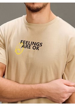 Sinsay - Bawełniana koszulka z napisem - beżowy ze sklepu Sinsay w kategorii T-shirty męskie - zdjęcie 188696507