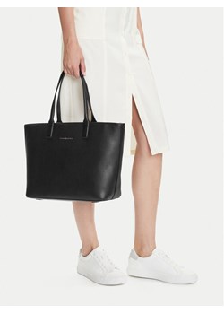 Torebka Tommy Hilfiger Th Logotape Tote AW0AW17449 Czarny ze sklepu eobuwie.pl w kategorii Torby Shopper bag - zdjęcie 188696776