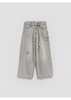 Reserved - Jeansy super wide leg z breloczkiem - jasnoszary ze sklepu Reserved w kategorii Spodnie dziewczęce - zdjęcie 188709639