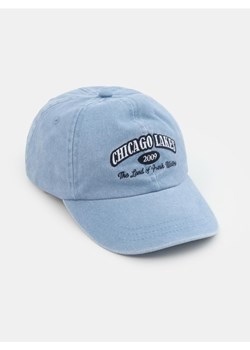 Sinsay - Bawełniana czapka z haftowanym napisem "Chicago Lakes" - niebieski ze sklepu Sinsay w kategorii Czapki dziecięce - zdjęcie 188715775