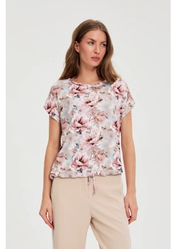 Bluzka w kwiaty różowa ze sklepu Moodo.pl w kategorii Bluzki damskie - zdjęcie 188731038