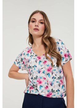 Bluzka z dekoltem w serek biała ze sklepu Moodo.pl w kategorii Bluzki damskie - zdjęcie 188731067