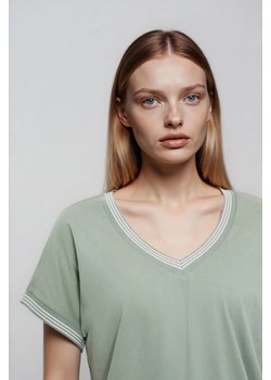 Bluzka z bawełny oliwkowa ze sklepu Moodo.pl w kategorii Bluzki damskie - zdjęcie 188731095