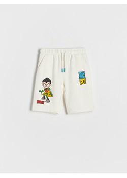 Reserved - Szorty Teen Titans Go! - złamana biel ze sklepu Reserved w kategorii Spodenki chłopięce - zdjęcie 188733655