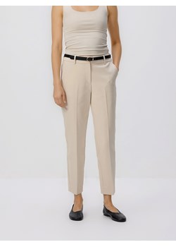 Reserved - Spodnie cygaretki z paskiem - beżowy ze sklepu Reserved w kategorii Spodnie damskie - zdjęcie 188746436