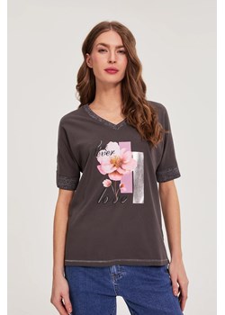 Bluzka z nadrukiem brązowa ze sklepu Moodo.pl w kategorii Bluzki damskie - zdjęcie 188747455