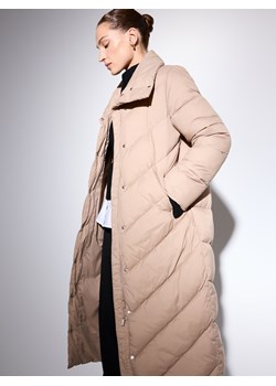 Mohito - Długi pikowany beżowy płaszcz - beżowy ze sklepu Mohito w kategorii Płaszcze damskie - zdjęcie 188749067