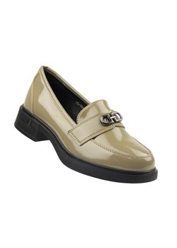 Eleganckie półbuty damskie Vinceza 58409, khaki lakierowany ze sklepu ulubioneobuwie w kategorii Mokasyny damskie - zdjęcie 188749366