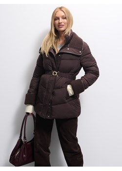 Mohito - Pikowana brązowa kurtka z paskiem - brązowy ze sklepu Mohito w kategorii Kurtki damskie - zdjęcie 188751568