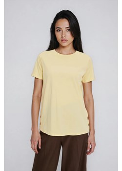 Bluzka z ozdobnymi guzikami żółta ze sklepu Moodo.pl w kategorii Bluzki damskie - zdjęcie 188759538