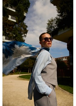 Szal w kwiaty błękitny ze sklepu Moodo.pl w kategorii Szaliki i chusty damskie - zdjęcie 188759546