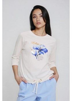 Bluzka z nadrukiem i wiązaniem biała ze sklepu Moodo.pl w kategorii Bluzki damskie - zdjęcie 188759549