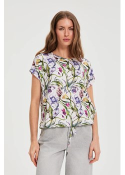 Bluzka w kwiaty biała ze sklepu Moodo.pl w kategorii Bluzki damskie - zdjęcie 188759569