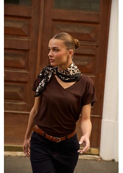 Apaszka w panterkę brązowa ze sklepu Moodo.pl w kategorii Szaliki i chusty damskie - zdjęcie 188759589