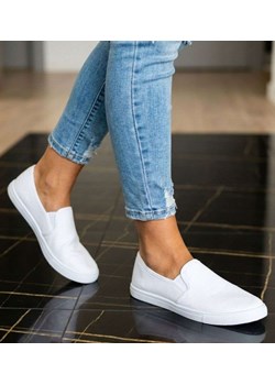 Białe materiałowe tenisówki slip on /C5-2 17772 T280/ ze sklepu Pantofelek24.pl w kategorii Trampki damskie - zdjęcie 188761688