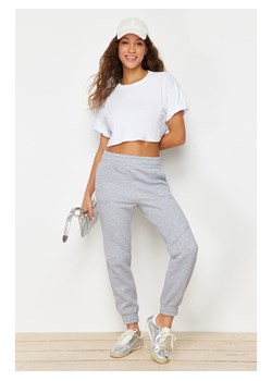 trendyol Spodnie dresowe w kolorze szarym ze sklepu Limango Polska w kategorii Spodnie damskie - zdjęcie 188761969