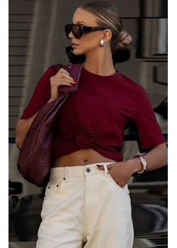 Bordowy t-shirt damski z marszczeniem i różą Elvie B56, Kolor bordowy, Rozmiar L, Ivon ze sklepu Primodo w kategorii Bluzki damskie - zdjęcie 188772297