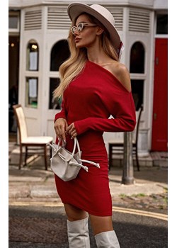 Prążkowana sukienka mini z odkrytymi ramionami czerwona M818, Kolor czerwony, Rozmiar 2XL/3XL, MOE ze sklepu Primodo w kategorii Sukienki - zdjęcie 188776998
