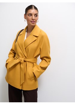 Mohito - Krótki płaszcz - musztardowy ze sklepu Mohito w kategorii Płaszcze damskie - zdjęcie 188806176