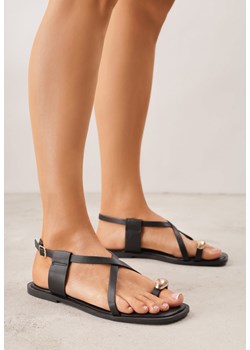 Czarne Sandały w Stylu Japonek z Metaliczną Ozdobą Catelin ze sklepu born2be.pl w kategorii Sandały damskie - zdjęcie 188807807
