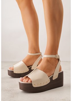 Beżowe Sandały na Koturnie i Platformie Ozdobione Nitami Rhethe ze sklepu born2be.pl w kategorii Sandały damskie - zdjęcie 188809218