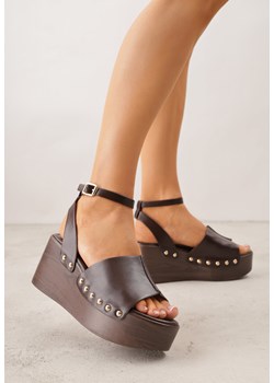 Ciemnobrązowe Sandały na Koturnie i Platformie Ozdobione Nitami Rhethe ze sklepu born2be.pl w kategorii Sandały damskie - zdjęcie 188809245